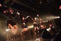 BELLRING少女ハートによるライブの様子。