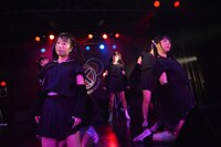 BELLRING少女ハートによるライブの様子。