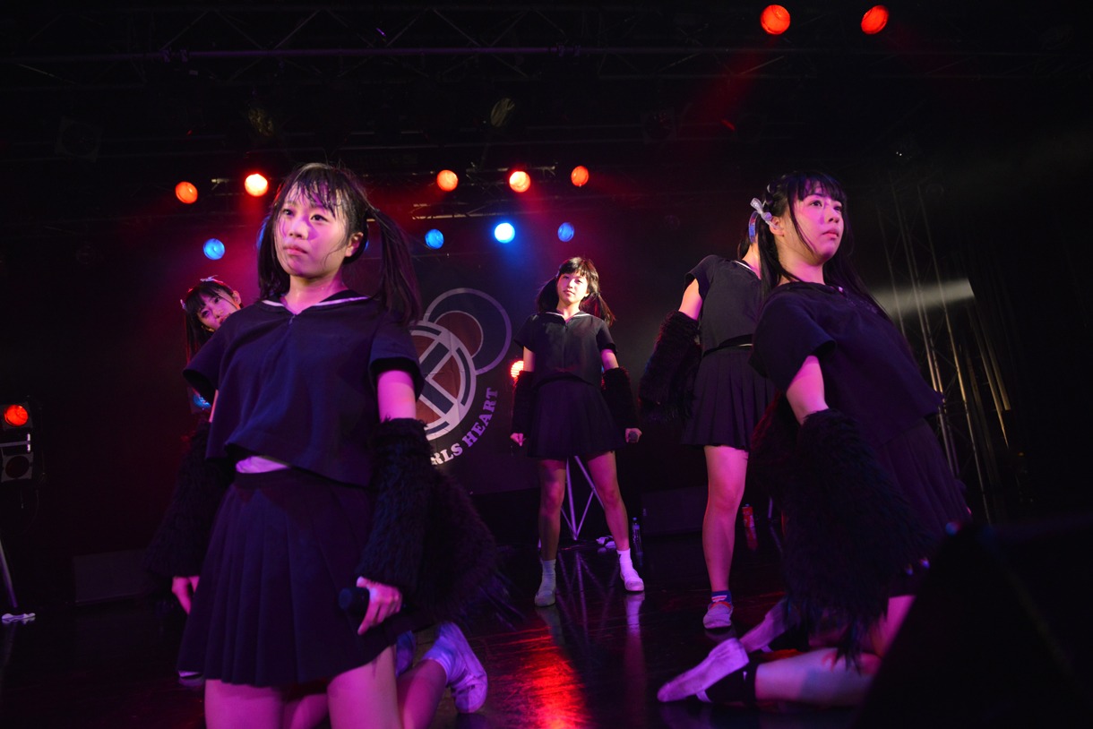 BELLRING少女ハートによるライブの様子。