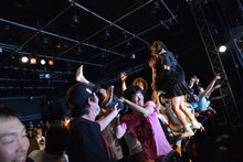 BELLRING少女ハートによるライブの様子。