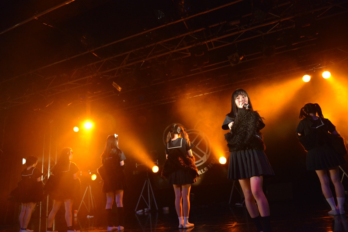 BELLRING少女ハートによるライブの様子。