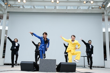 及川光博のリリース記念イベント「及川光博ダンディパーティー」の様子。