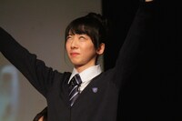 白目で喜びを表現する真山りか。