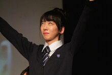 白目で喜びを表現する真山りか。