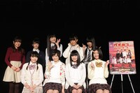 紺野あさ美アナウンサー（後列左端）と記念撮影するエビ中。