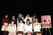 紺野あさ美アナウンサー（後列左端）と記念撮影するエビ中。