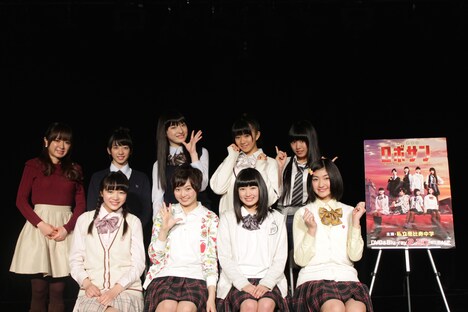 紺野あさ美アナウンサー（後列左端）と記念撮影するエビ中。