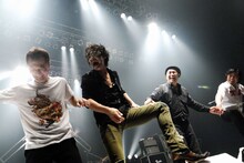 怒髪天「2015年新春TOUR “紅白利き歌合戦”」東京公演の様子。（撮影：石井麻木）