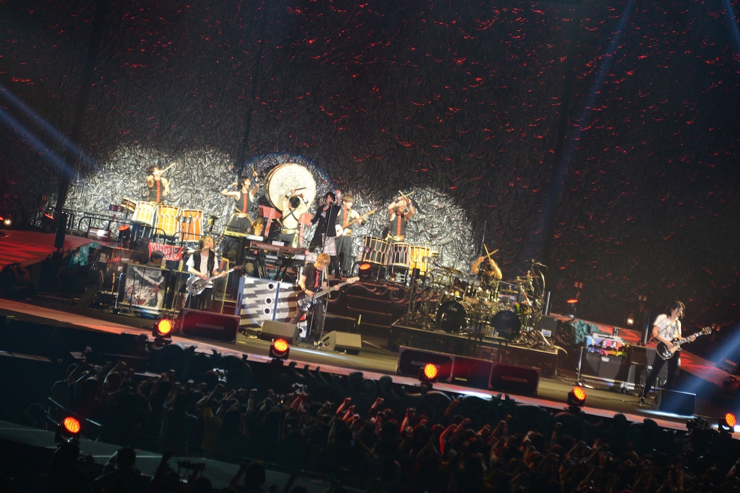 GLAY「GLAY ARENA TOUR 2014-2015 Miracle Music Hunt」宮城・セキスイハイムスーパーアリーナ公演の様子。