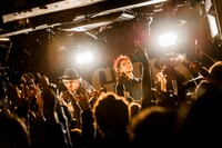 「GEEGEEBILK2」東京・下北沢屋根裏公演の様子。