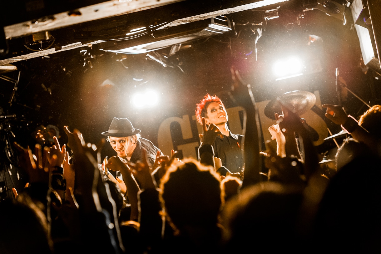 「GEEGEEBILK2」東京・下北沢屋根裏公演の様子。