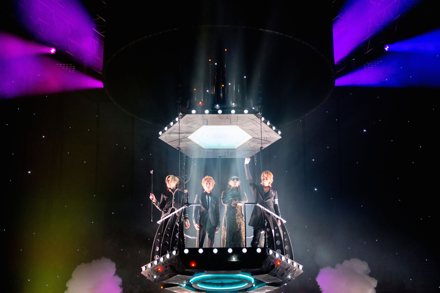 GLAY「GLAY ARENA TOUR 2014-2015 Miracle Music Hunt」神奈川・横浜アリーナ公演の様子。