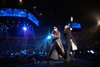 GLAY「GLAY ARENA TOUR 2014-2015 Miracle Music Hunt」神奈川・横浜アリーナ公演の様子。