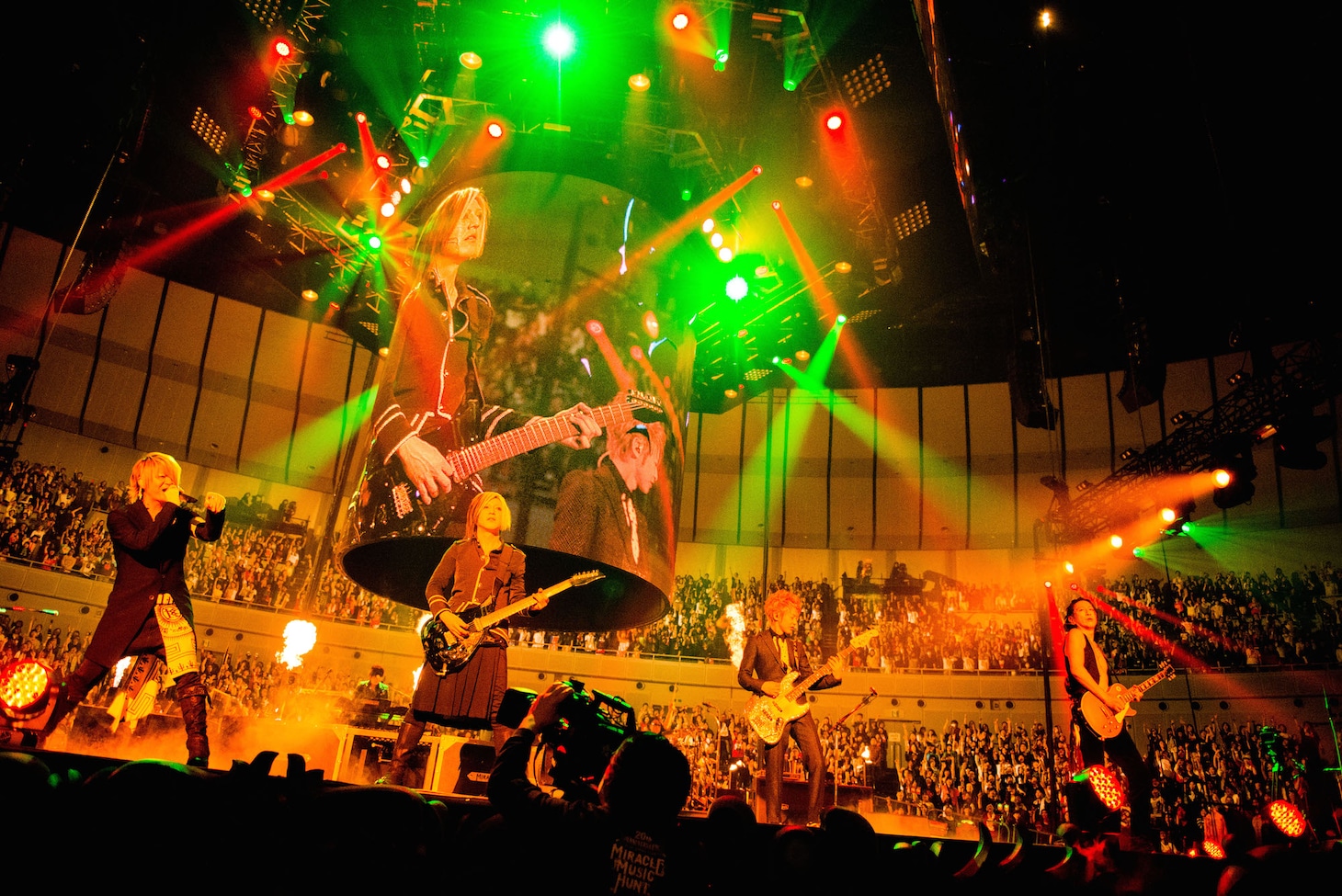 GLAY「GLAY ARENA TOUR 2014-2015 Miracle Music Hunt」神奈川・横浜アリーナ公演の様子。