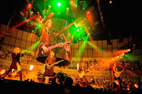 GLAY「GLAY ARENA TOUR 2014-2015 Miracle Music Hunt」神奈川・横浜アリーナ公演の様子。