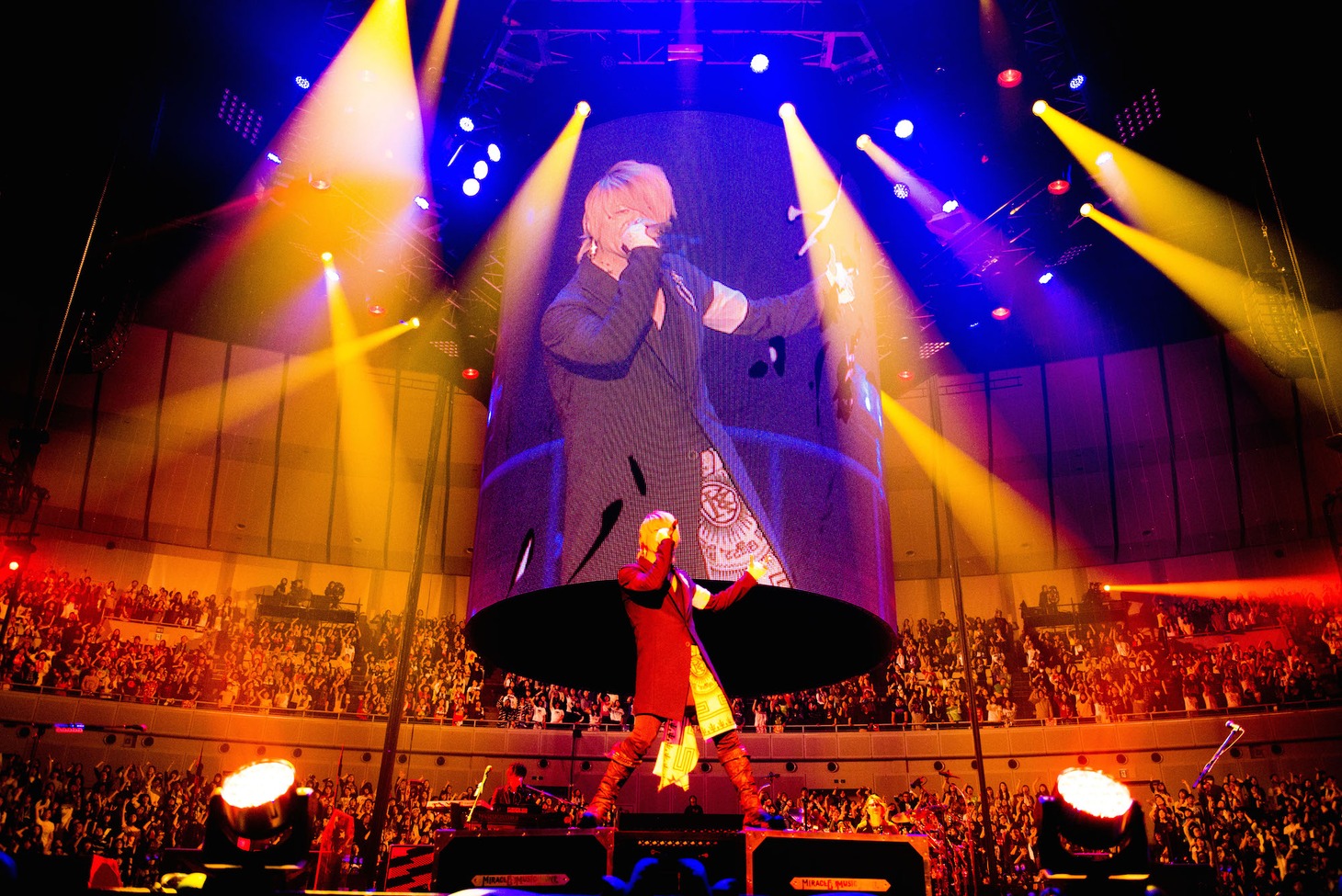 GLAY「GLAY ARENA TOUR 2014-2015 Miracle Music Hunt」神奈川・横浜アリーナ公演の様子。