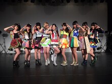 歴代衣装を着て登場したCheeky Parade。