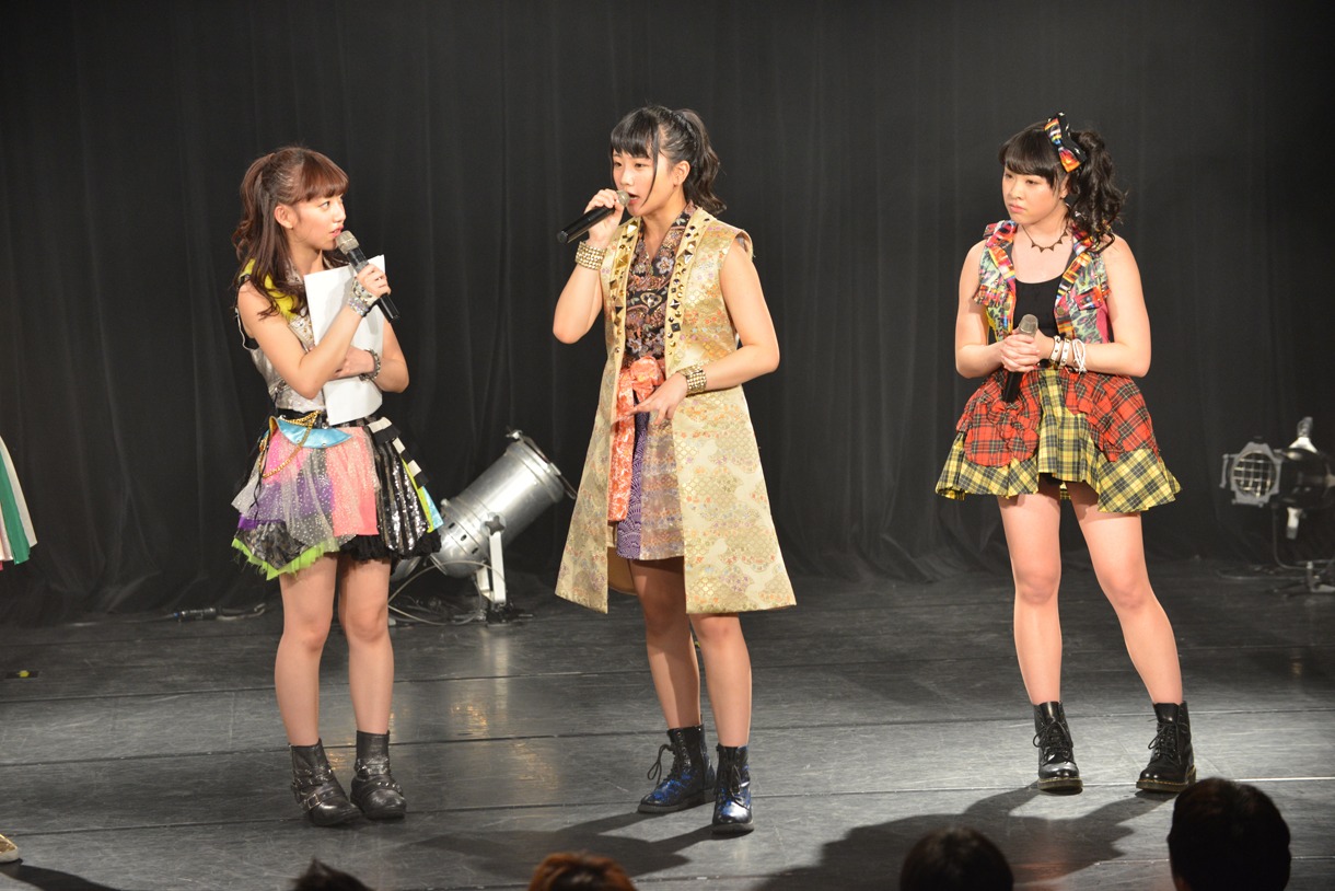 Cheeky Paradeによる3周年記念イベントのMCの様子。