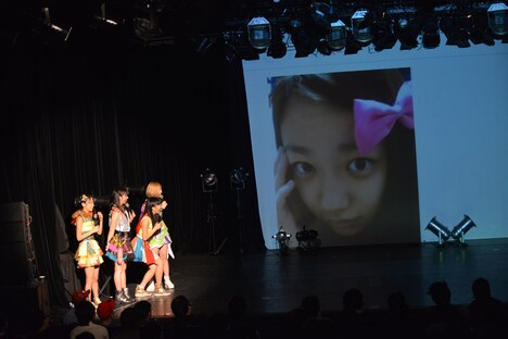 過去のブログを見て爆笑するメンバー。