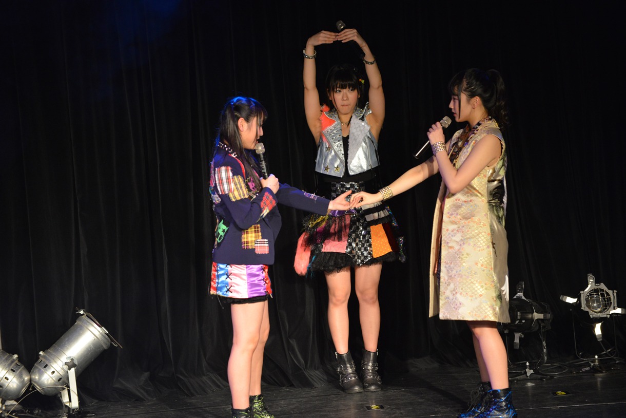 寸劇を始める永井日菜、小鷹狩百花、島崎莉乃。