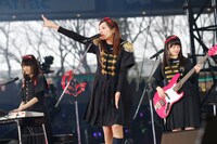 乃木團のメンバー。左から永島聖羅（Key）、能條愛未（Vo）、中田花奈（B）。