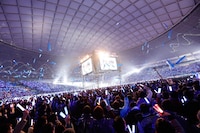 ファンが飛ばした青いジェット風船が宙を舞う様子。