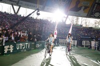 自転車でフィールドを駆ける白石麻衣と西野七瀬。