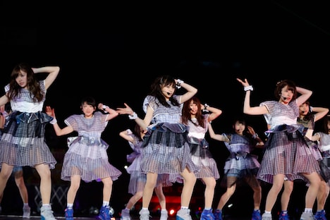 新曲「命は美しい」を初披露した乃木坂46。