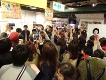 2月21日に行われた「吉田山田展大阪」のオープニングセレモニーの様子。