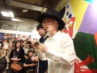 2月21日に行われた「吉田山田展大阪」のオープニングセレモニーの様子。