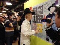 2月21日に行われた「吉田山田展大阪」のオープニングセレモニーの様子。