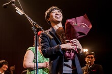 花束を抱えた堂島孝平。