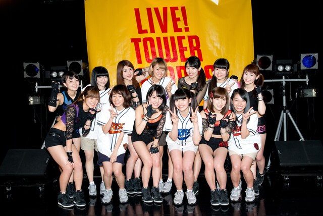 写真は前回の「6MIC7SOUL ∞」より。アップアップガールズ（仮）とlyrical schoolの集合写真。