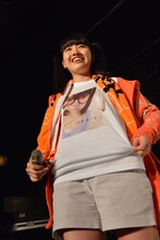 関根梓の写真を使ったTシャツをアピールするayaka。