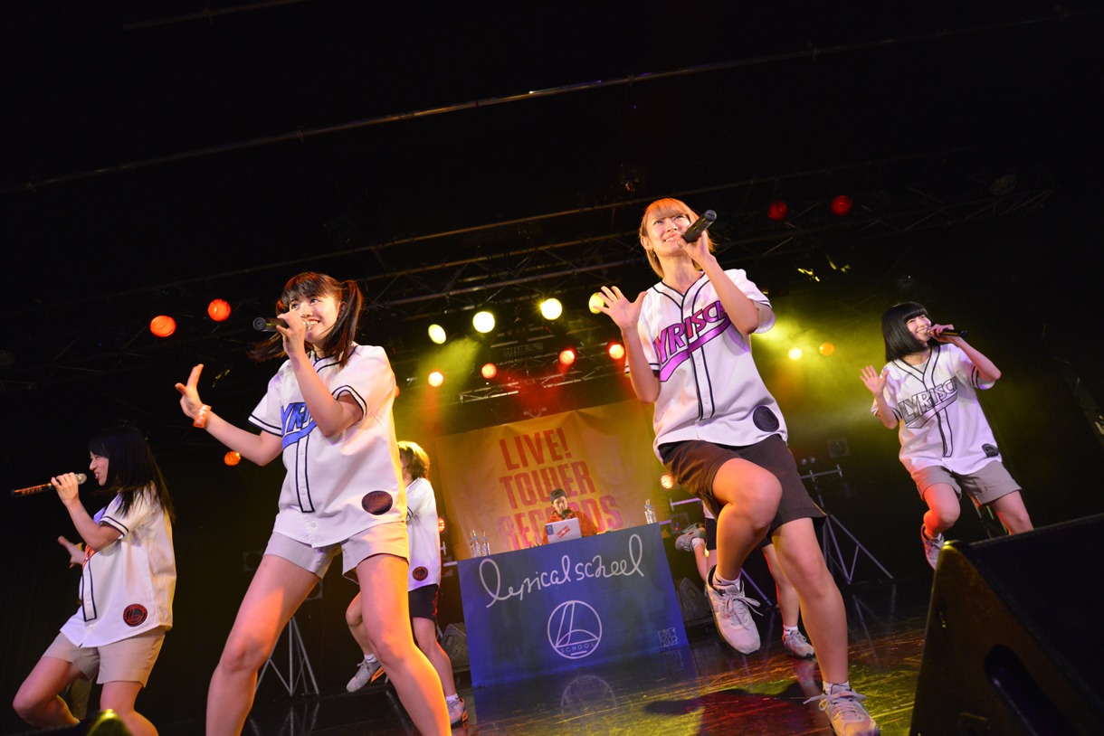 lyrical schoolによるライブの様子。