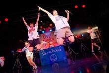 lyrical schoolによるライブの様子。