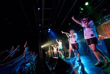 lyrical schoolによるライブの様子。