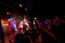 lyrical schoolによるライブの様子。