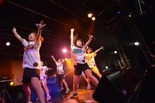 lyrical schoolによるライブの様子。