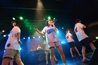 lyrical schoolによるライブの様子。