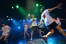 lyrical schoolによるライブの様子。