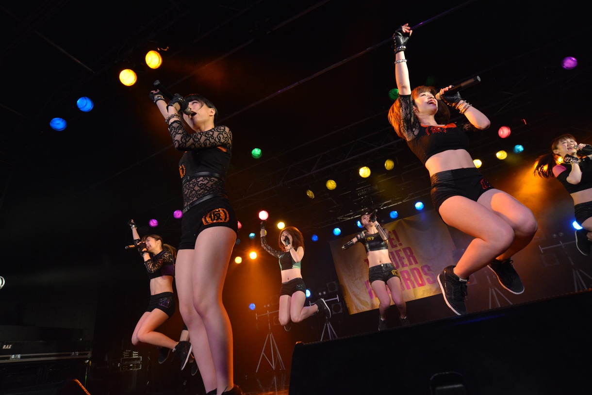 アップアップガールズ（仮）によるライブの様子。
