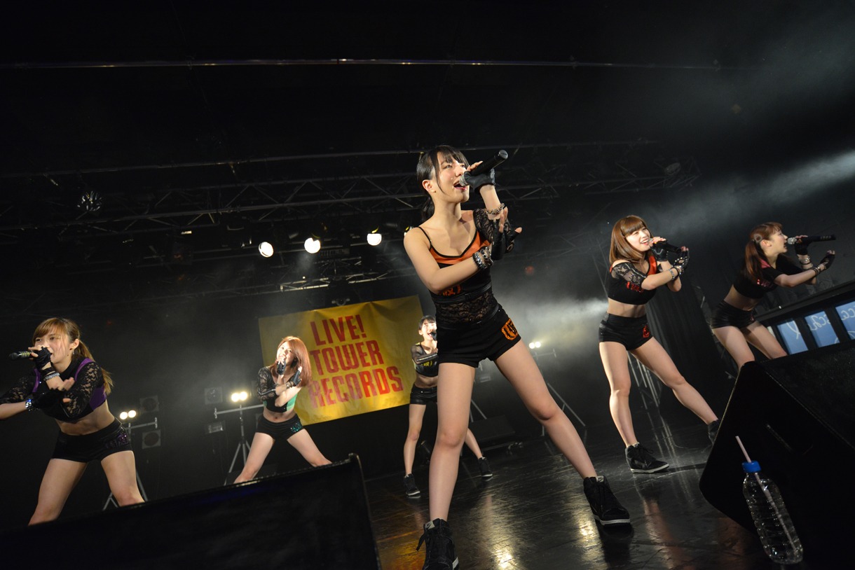 アップアップガールズ（仮）によるライブの様子。