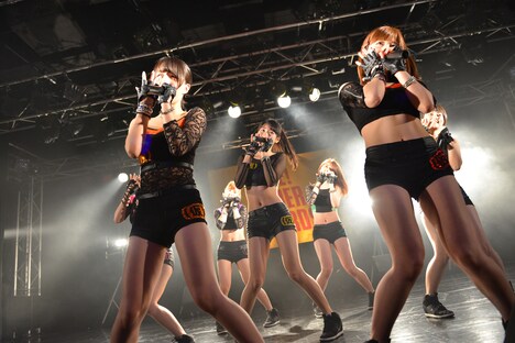 アップアップガールズ（仮）によるライブの様子。