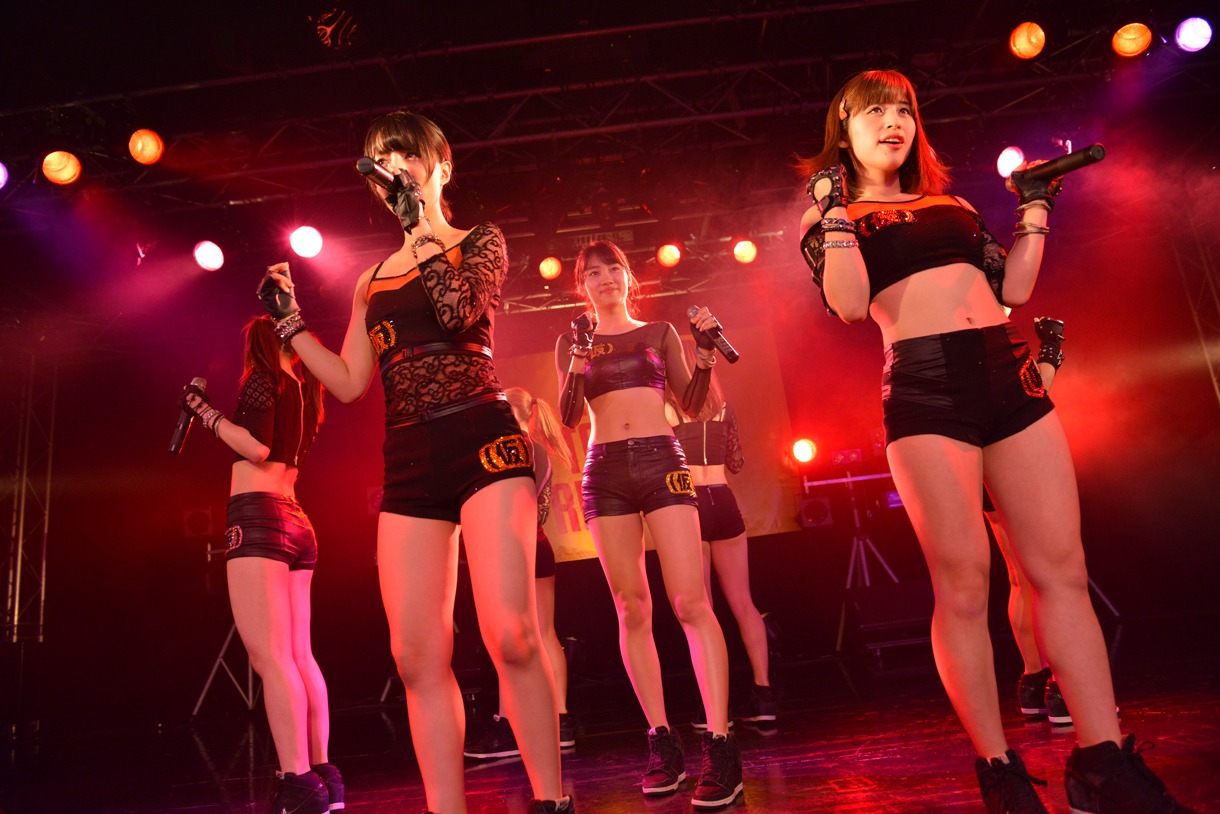 アップアップガールズ（仮）によるライブの様子。