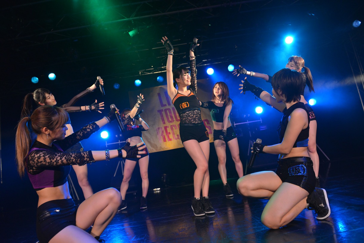 アップアップガールズ（仮）によるライブの様子。