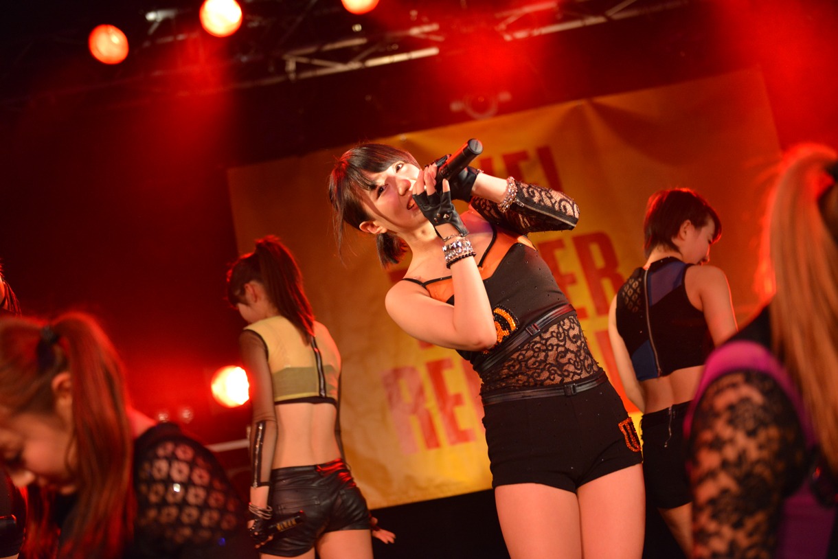 アップアップガールズ（仮）によるライブの様子。
