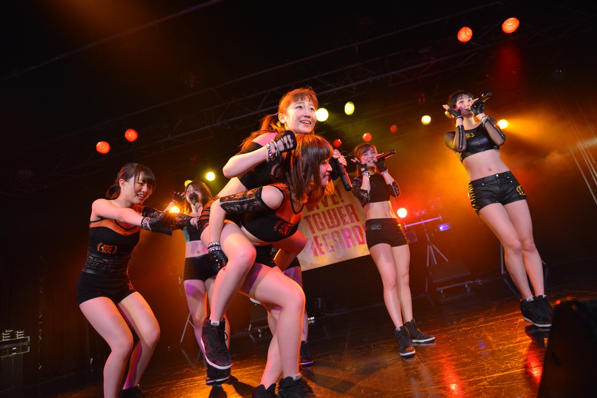 アップアップガールズ（仮）によるライブの様子。