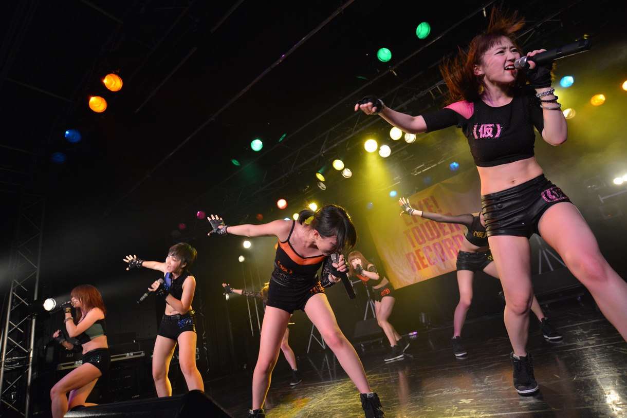 アップアップガールズ（仮）によるライブの様子。