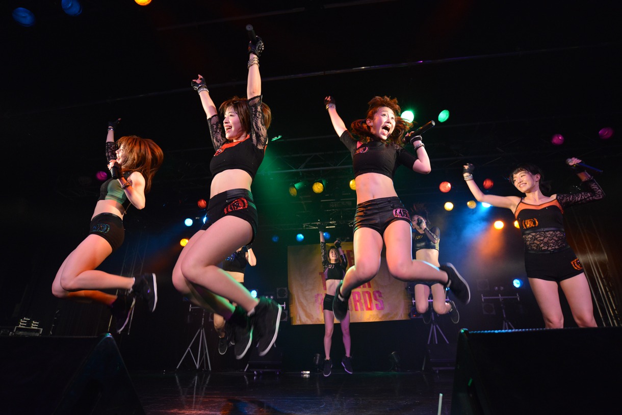 アップアップガールズ（仮）によるライブの様子。